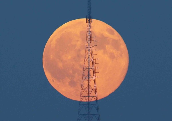 8 μαγικές φωτογραφίες από την χθεσινή μπλε πανσέληνο