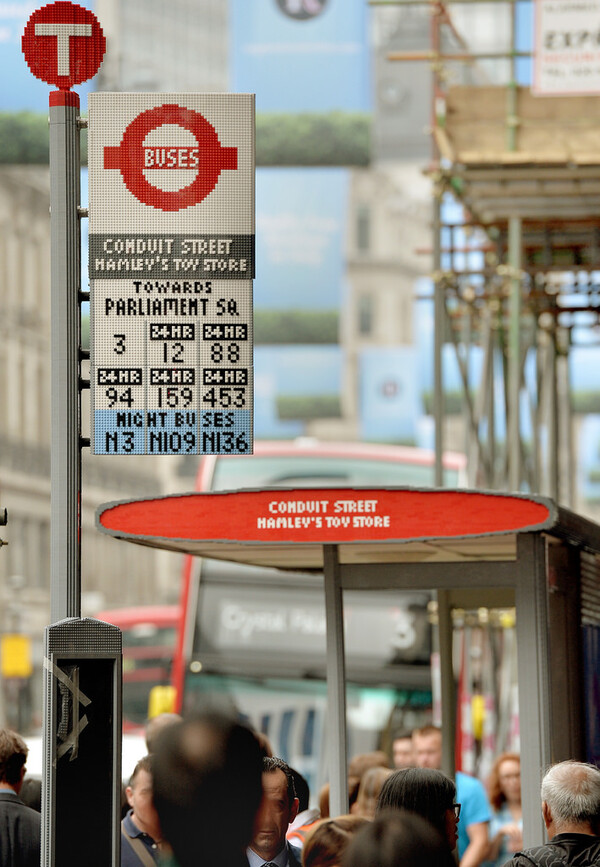 Έφτιαξαν στάση λεωφορείου στο Λονδίνο εξολοκλήρου από Lego