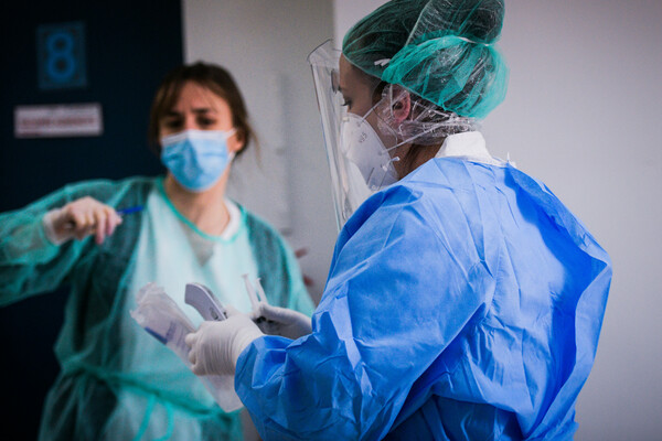 Κορωνοϊός: Στα όριά τους τα νοσοκομεία, 3.664 εισαγωγές σε 10 ημέρες- Από σήμερα στο σύστημα δύο ιδιωτικές κλινικές