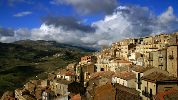Πωλούνται σπίτια με μόλις ένα ευρώ σε χωριό στη Σικελία