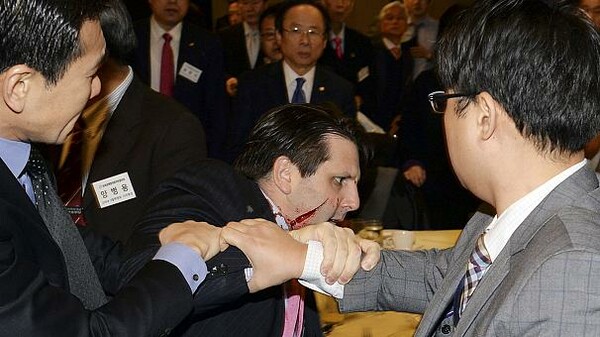 Ν. Κορέα: Επίθεση με μαχαίρι στον Αμερικανό πρέσβη