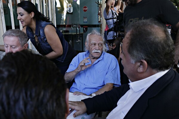 "Πειράγματα" Κωνσταντοπούλου σε Λαφαζάνη: "Νομισματοκοπείο πήγες;"- "Από εκεί έρχομαι"