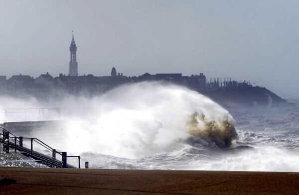 Oι θυελλώδεις άνεμοι στη Βρετανία σταμάτησαν τη ροή καταρράκτη