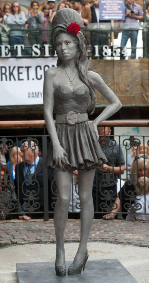 Άγαλμα της Amy Winehouse στήθηκε στην αγορά του Κάμντεν