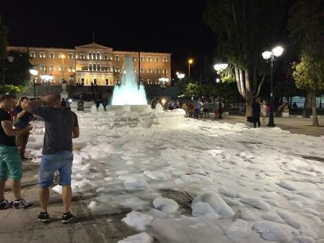 Έριξαν απορρυπαντικό στο συντριβάνι στο Σύνταγμα