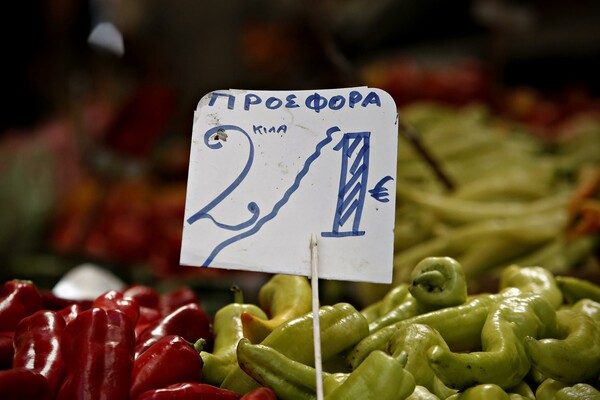 Η εφορία βγάινει στα μαγαζιά