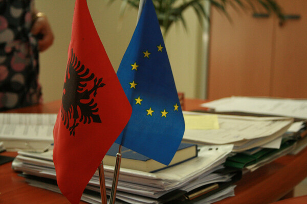 Η ΕΕ ανοίγει την πόρτα της στην Αλβανία