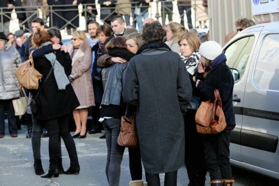 Οι πόλεις της Γαλλίας πενθούν τους νεκρούς τους