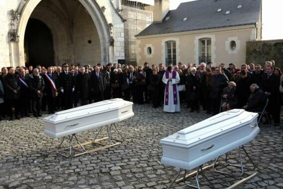 Οι πόλεις της Γαλλίας πενθούν τους νεκρούς τους