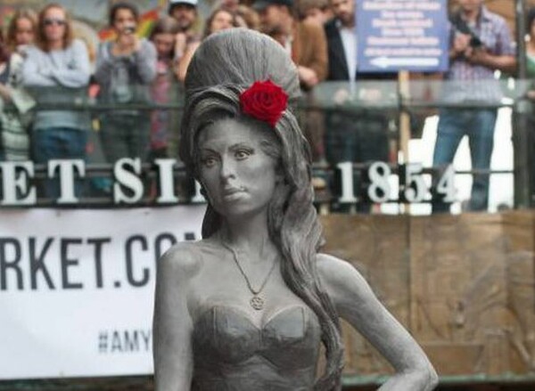 Άγαλμα της Amy Winehouse στήθηκε στην αγορά του Κάμντεν
