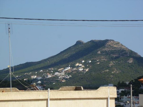 Αρτέμιδα: Κάτοικοι (και βουλευτές) εμποδίζουν κατεδάφιση αυθαιρέτου