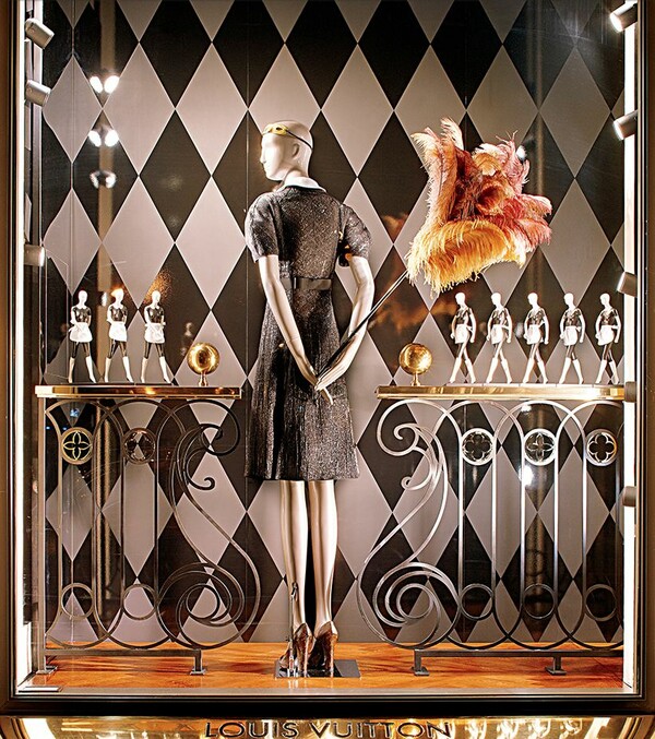 Οι εκθαμβωτικές βιτρίνες του Louis Vuitton και η μαγεία της δημιουργίας τους σε ένα συλλεκτικό βιβλίο