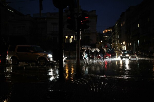 Κλειστοί παραμένουν δρόμοι της Αθήνας λόγω κακοκαιρίας
