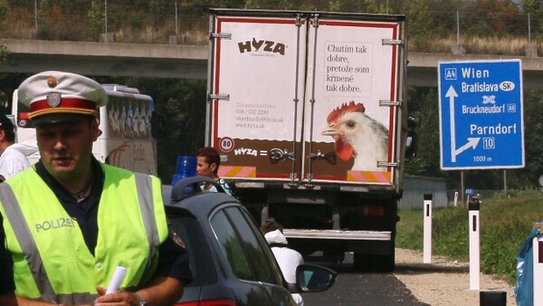 Περισσότερα από 70 είναι τελικά τα πτώματα των προσφύγων στο φορτηγό