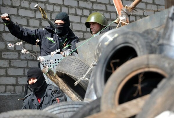 "Στρατιωτικός νόμος" από τους ρωσόφιλους αυτονομιστές στην ανατολική Ουκρανία