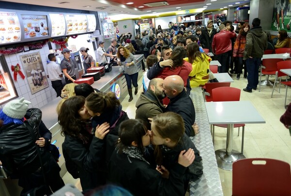 Διαμαρτυρία με φιλιά για ομοφοβικό περιστατικό στο Burger King