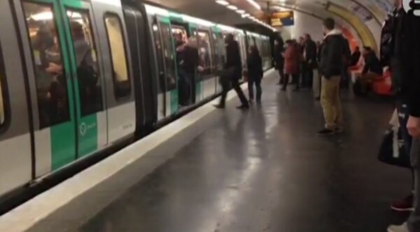 Σάλος με φίλαθλους της Τσέλσι που έσπρωχναν μαύρο επιβάτη έξω από το βαγόνι του μετρό