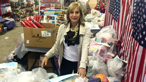 Μια γυναίκα αγόρασε όλα τα παιχνίδια ενός καταστήματος και τα δώρισε σε παιδιά που έχουν ανάγκη