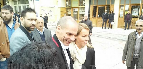 Ο Γιάνης Βαρουφάκης και η σύζυγός του στα Χανιά για την παρέλαση
