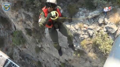 Οι αγωνιώδεις προσπάθειες διασωστών Super Puma να απεγκλωβίσουν Σύρο πρόσφυγα