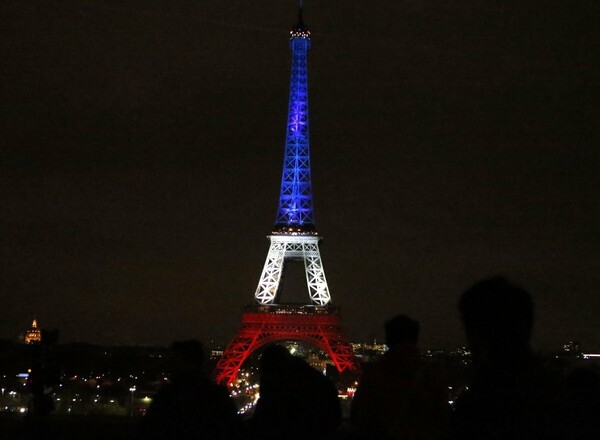 Aπόψε ο Πύργος του Άιφελ φωτίστηκε ξανά στα χρώματα της γαλλικής σημαίας