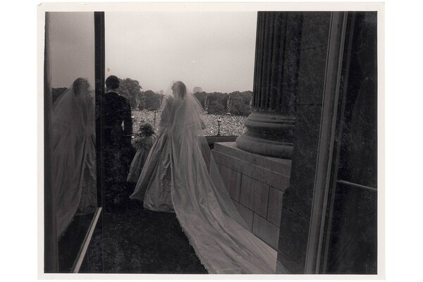 Αδημοσίευτες φωτογραφίες από το γάμο της Νταϊάνα και του Καρόλου σε πλειστηριασμό
