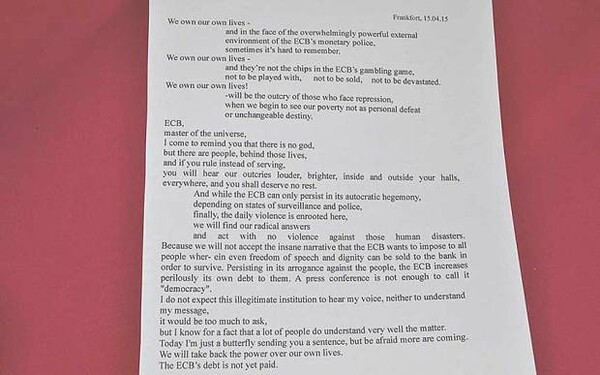 Αυτή είναι η διαδηλώτρια που 'επιτέθηκε' στον Ντράγκι