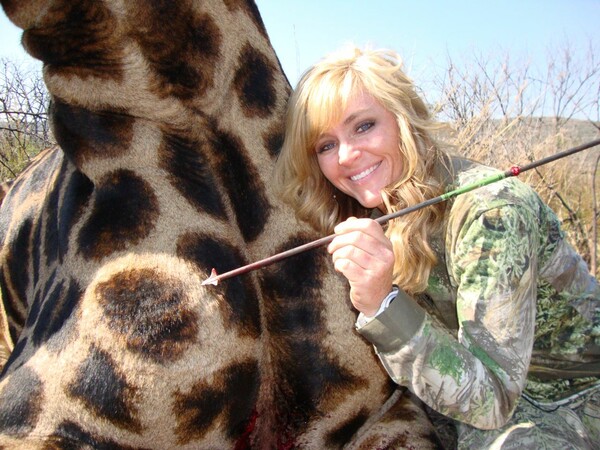 Oργή στο διαδίκτυο για τη selfie της κυνηγού με τη νεκρή καμηλοπάρδαλη