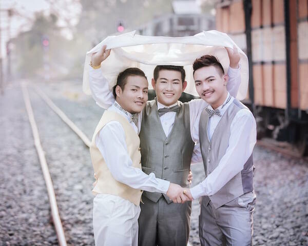 Τρεις άνδρες "παντρεύτηκαν" στην Ταϊλάνδη την ημέρα του Αγίου Βαλεντίνου