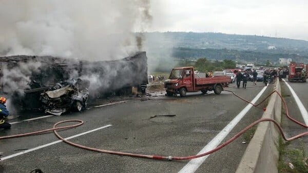 Τουλάχιστον τέσσερις νεκροί στην καραμπόλα της Εγνατίας