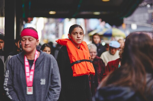 Η 26χρονη Αθηναία που κυκλοφορεί στους δρόμους της Νέας Υόρκης με ένα πορτοκαλί σωσίβιο