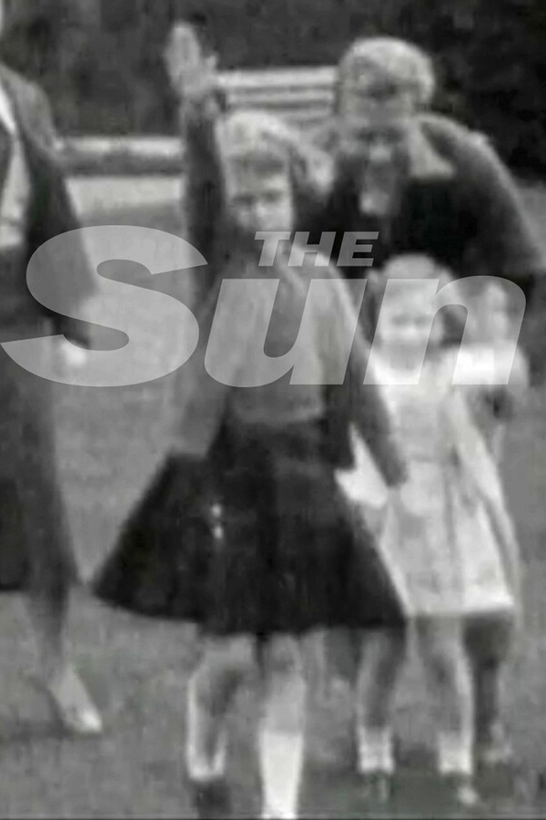 Η SUN δείχνει φωτογραφίες της βασίλισσας Ελισάβετ να χαιρετά ναζιστικά