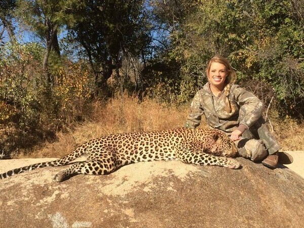 To Facebook διαγράφει τις φωτογραφίες με τα νεκρά ζώα από το προφίλ της 18χρονης κυνηγού