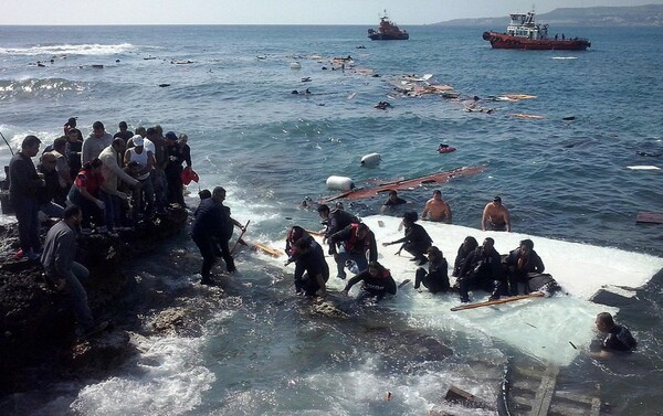 Πλοίο με 200 μετανάστες βούλιαξε στη Ρόδο