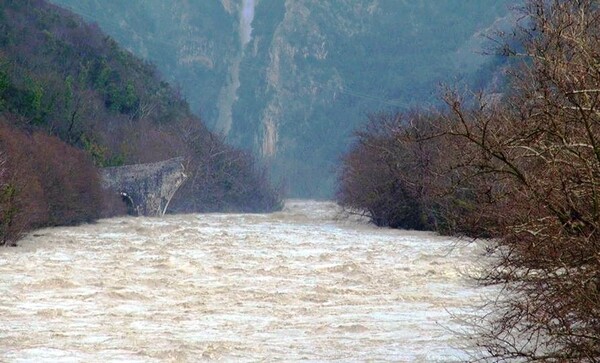 Δέσμευση ότι θα αποκατασταθεί το Γεφύρι της Πλάκας