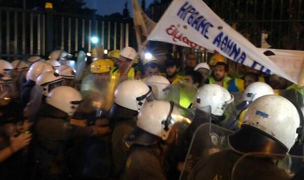 Επεισόδια έξω από την ΕΡΤ - Μεταλλωρύχοι που διαμαρτύρονται συγκρούστηκαν με αστυνομικούς