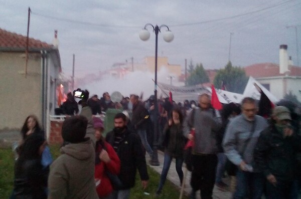 Επεισόδια μεταξύ αστυνομικών και διαδηλωτών στον Έβρο