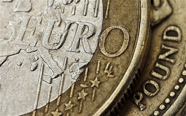 Πιέσεις στο ευρώ μετά το «ναυάγιο»