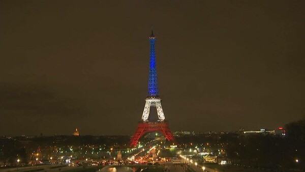 Aπόψε ο Πύργος του Άιφελ φωτίστηκε ξανά στα χρώματα της γαλλικής σημαίας