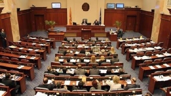 Ξύλο στη Βουλή των Σκοπίων