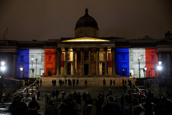 Κτίρια-σύμβολα και μνημεία στα χρώματα της Γαλλίας χθες τη νύχτα