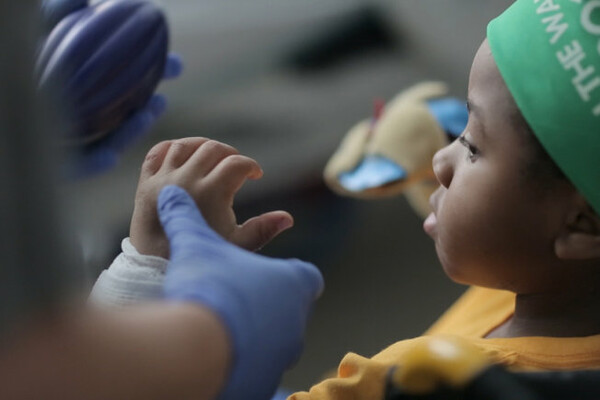 Η πρώτη στον κόσμο μεταμόσχευση και των δύο χεριών σε παιδί
