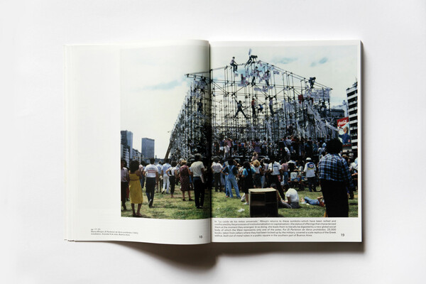 Ξεφυλλίζοντας το επίσημο περιοδικό της documenta14 «South as a State of Mind», με τους συντελεστές της έκδοσης