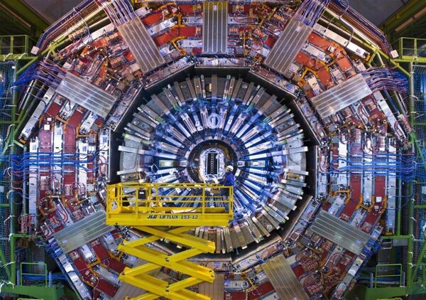 Τα πειράματα στο CERN αποκάλυψαν μια νέα σπάνια διάσπαση σωματιδίου