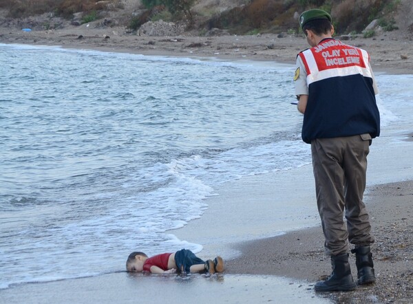 Aυτή είναι η ιστορία του μικρού Σύρου που συγκλόνισε τον κόσμο