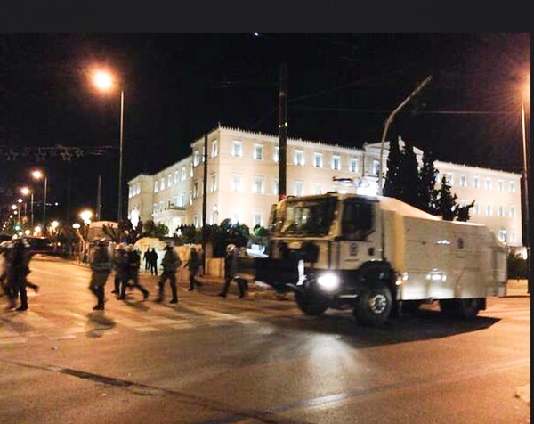 Σοβαρός τραυματισμός αστυνομικού από πτώση, στα επεισόδια