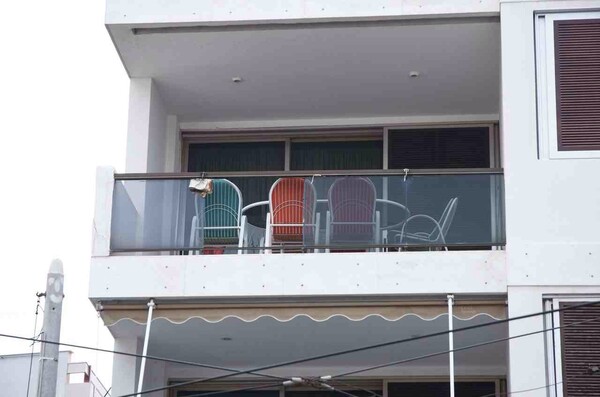 Είχες ακούσει πολλά για το απέναντι διαμέρισμα