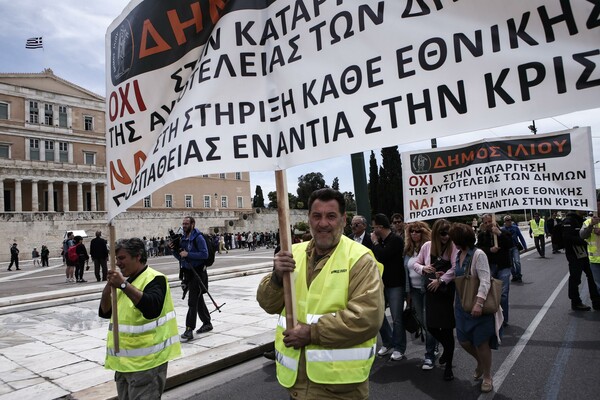 Ένταση εντός και εκτός Βουλής - Οι δήμαρχοι στο Σύνταγμα και μέσα καβγάδες για τα ταμειακά