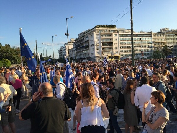 Οι διαδηλωτές στην είσοδο της Βουλής τώρα