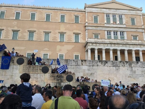 Οι διαδηλωτές στην είσοδο της Βουλής τώρα